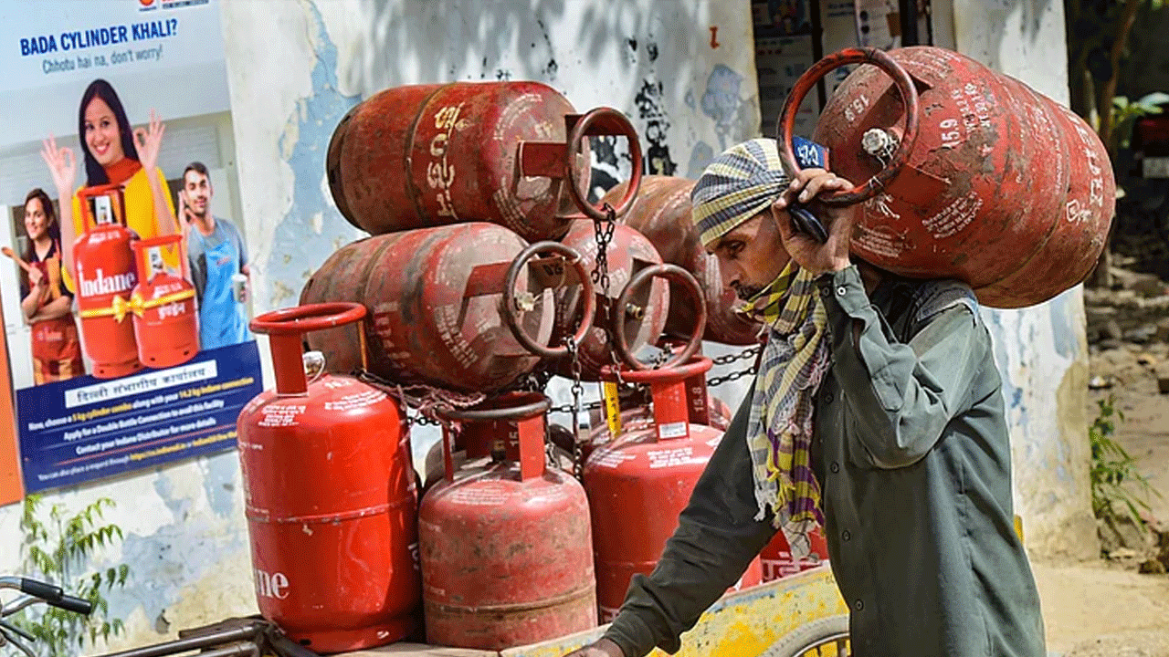 Gas supply | గ్యాస్ వినియోగ‌దారుల‌కు ఉప‌శ‌మ‌నం.. స‌హ‌జ‌వాయువు స‌ర‌ఫ‌రాపై ఆంక్ష‌ల‌ను ఎత్తివేసిన కేంద్రం