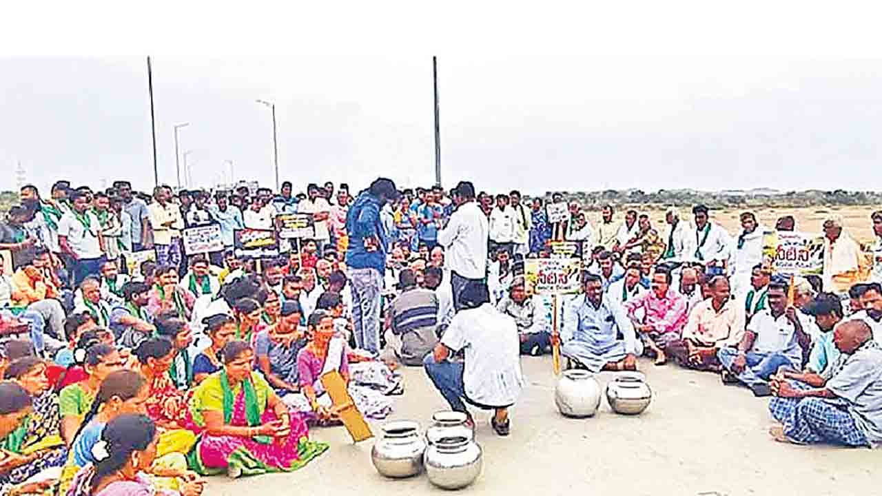 సాగు నీళ్లివ్వండి కన్నీళ్లు తుడవండి