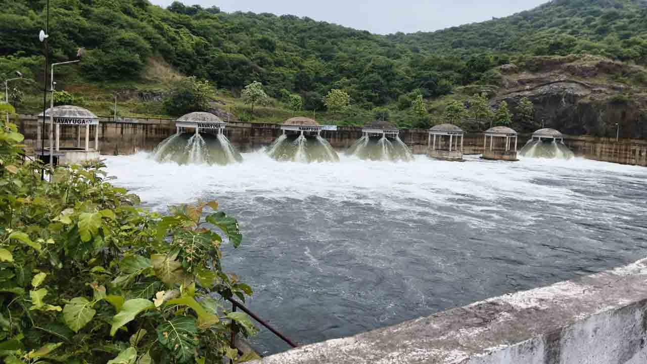 Godavari Waters | కాళేశ్వరం ప్రాజెక్టు లింక్ -2 ఎల్లంపల్లి నుంచి గోదావరి జలాల ఎత్తిపోతలు షురూ.. వీడియో