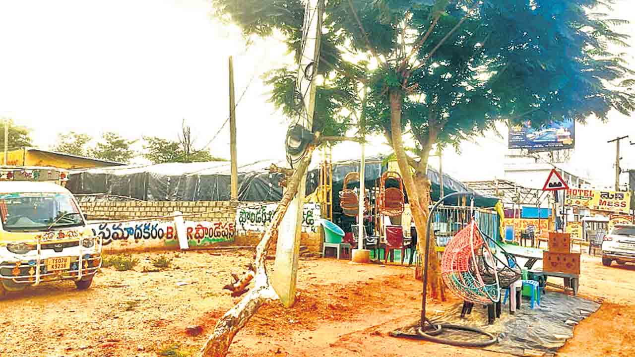 రూ.10 కోట్ల ప్రభుత్వ భూమికి ఎసరు