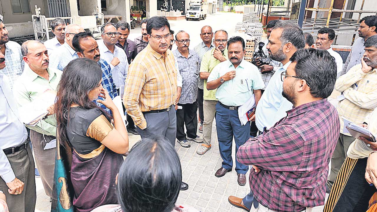 ఎఫ్‌టీఎల్‌లో నిర్మాణాలపై ఆరా!