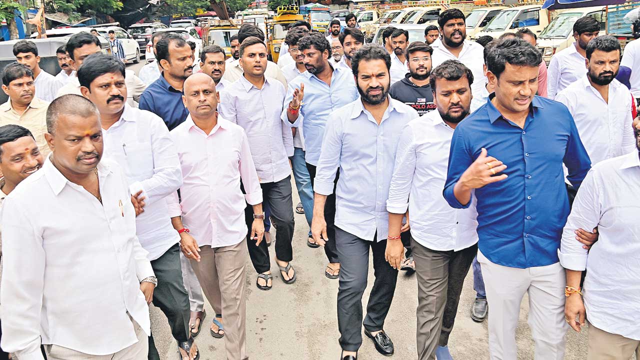 గులాబీ దండు..పోరుబాట