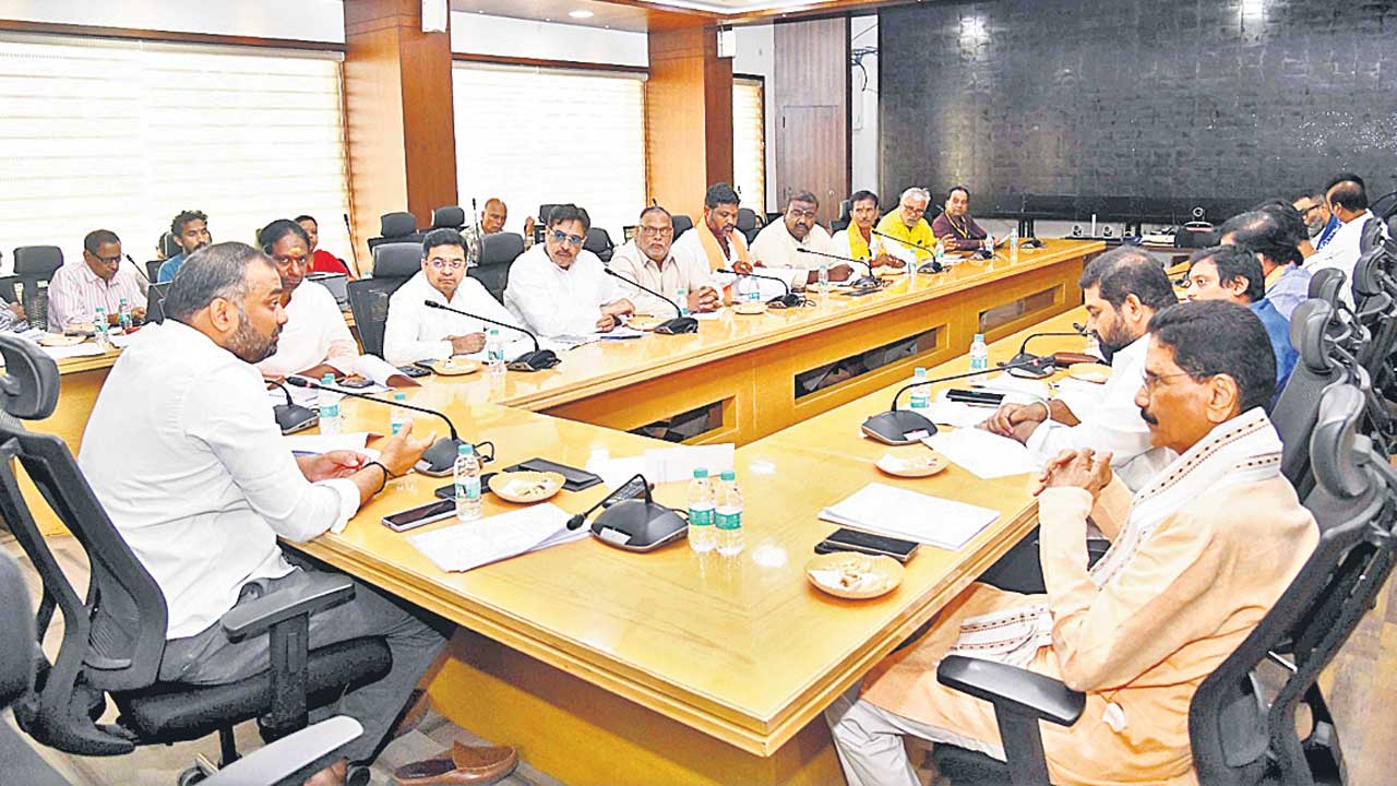 రాజకీయ పార్టీలతో ఎన్నికల అధికారి కర్ణన్‌ సమావేశం