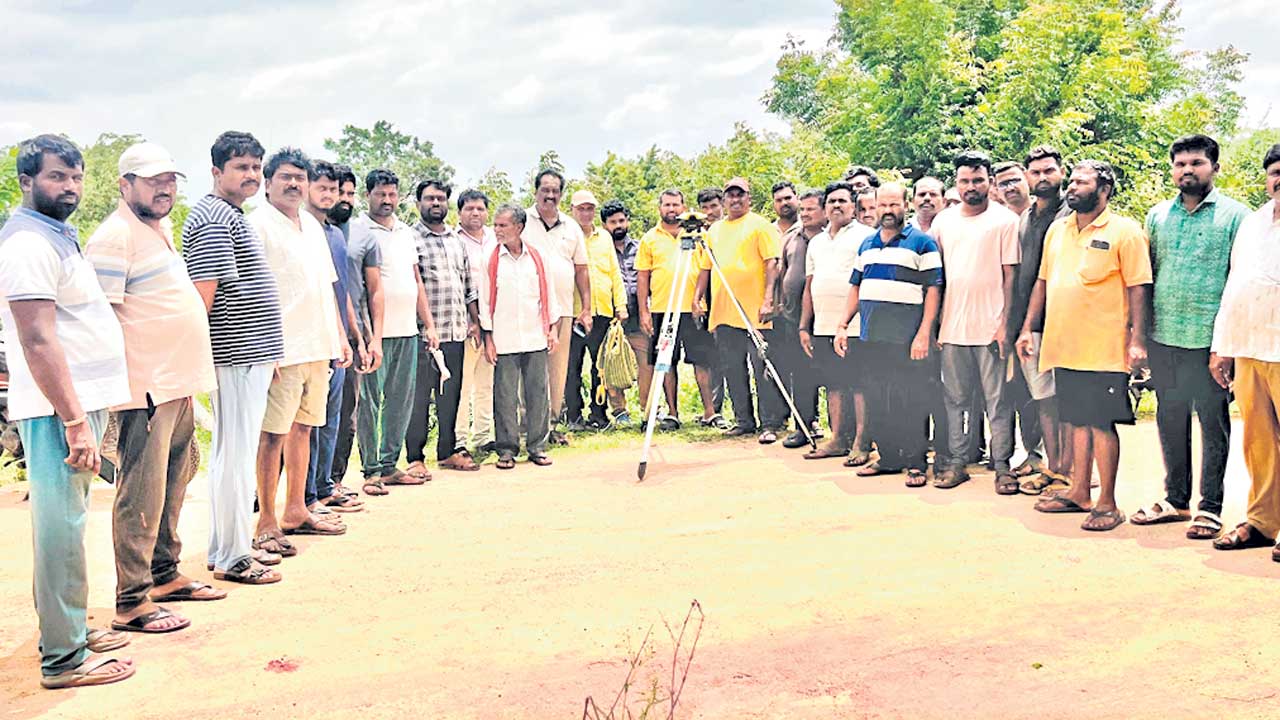 బుల్లెట్‌ ట్రైన్‌ సర్వే.. అడ్డుకున్న రైతులు