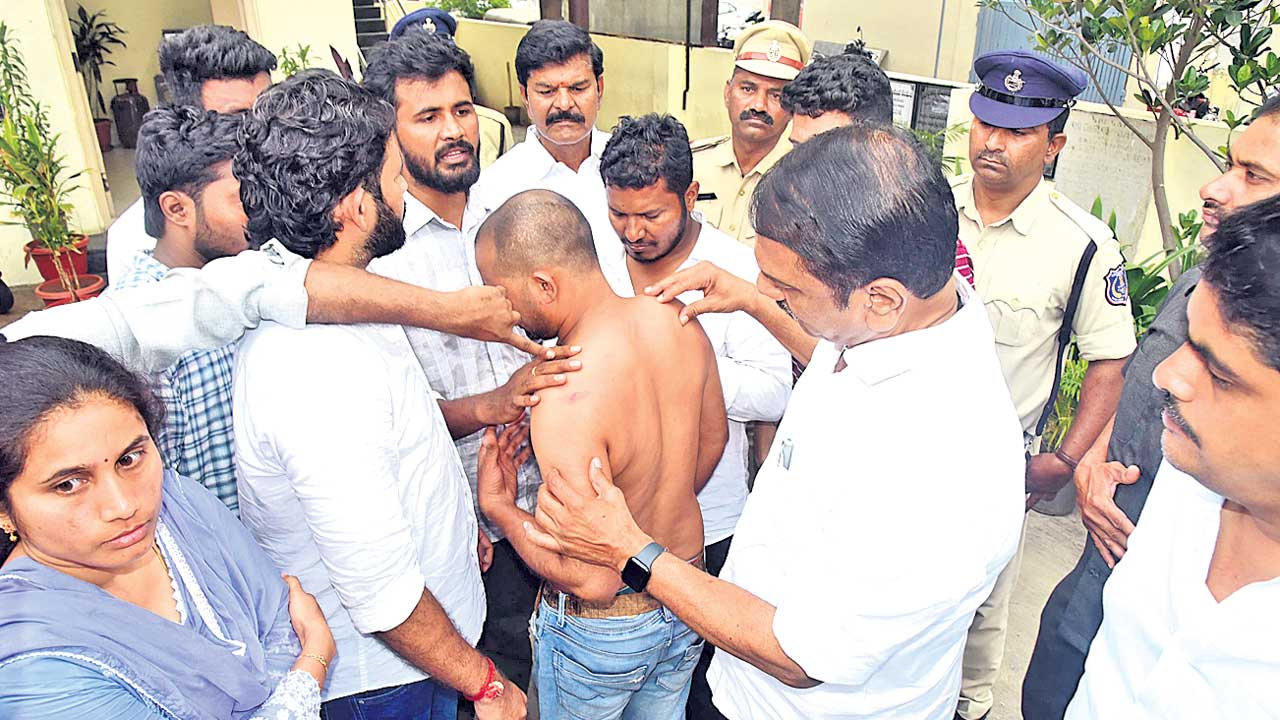 నిరుద్యోగులపై పోలీసు జులుం