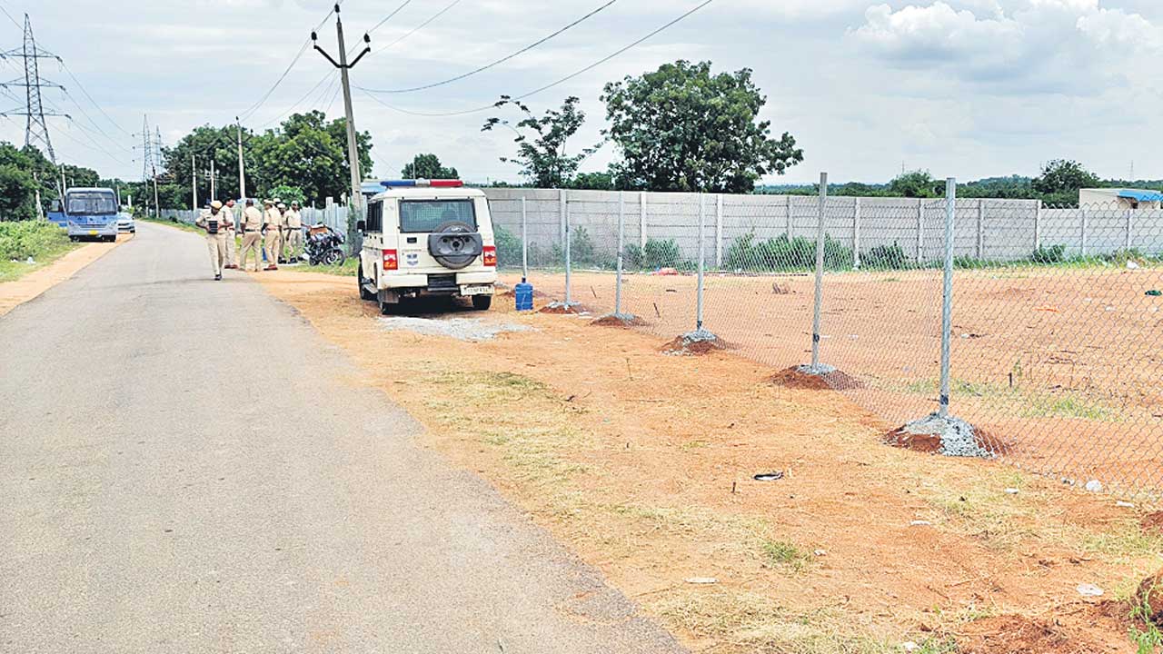 బహదూర్‌గూడలో పోలీస్‌ పహారా