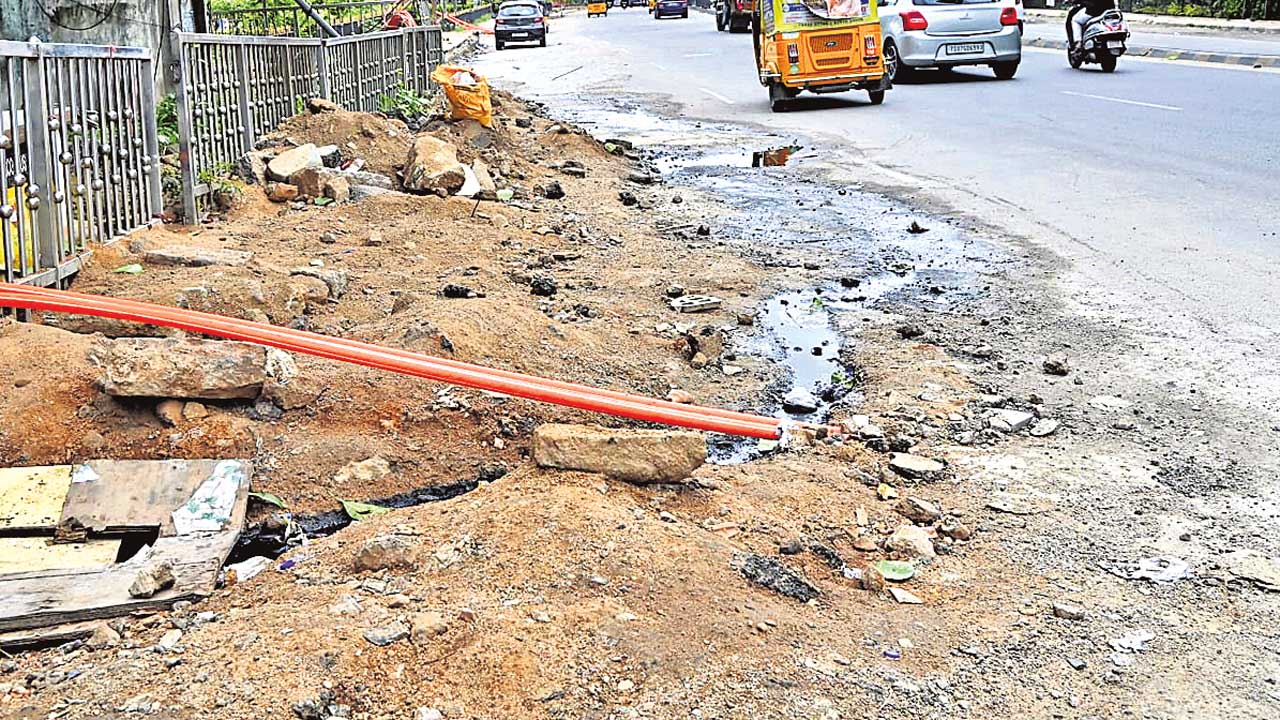 ప్రజలకు మాన్‌సూన్‌.. కాంట్రాక్టర్లకు మనీసూన్‌