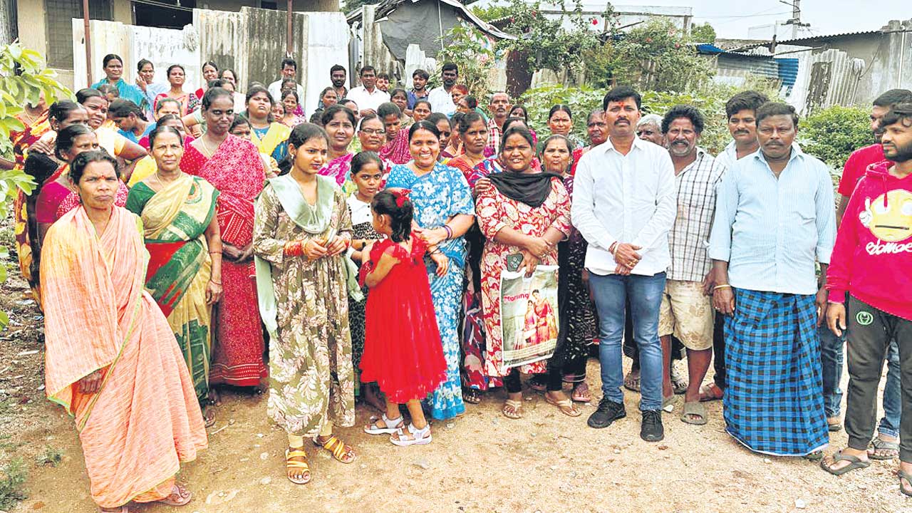 డబుల్‌ ఇండ్ల కోసం ఆందోళన