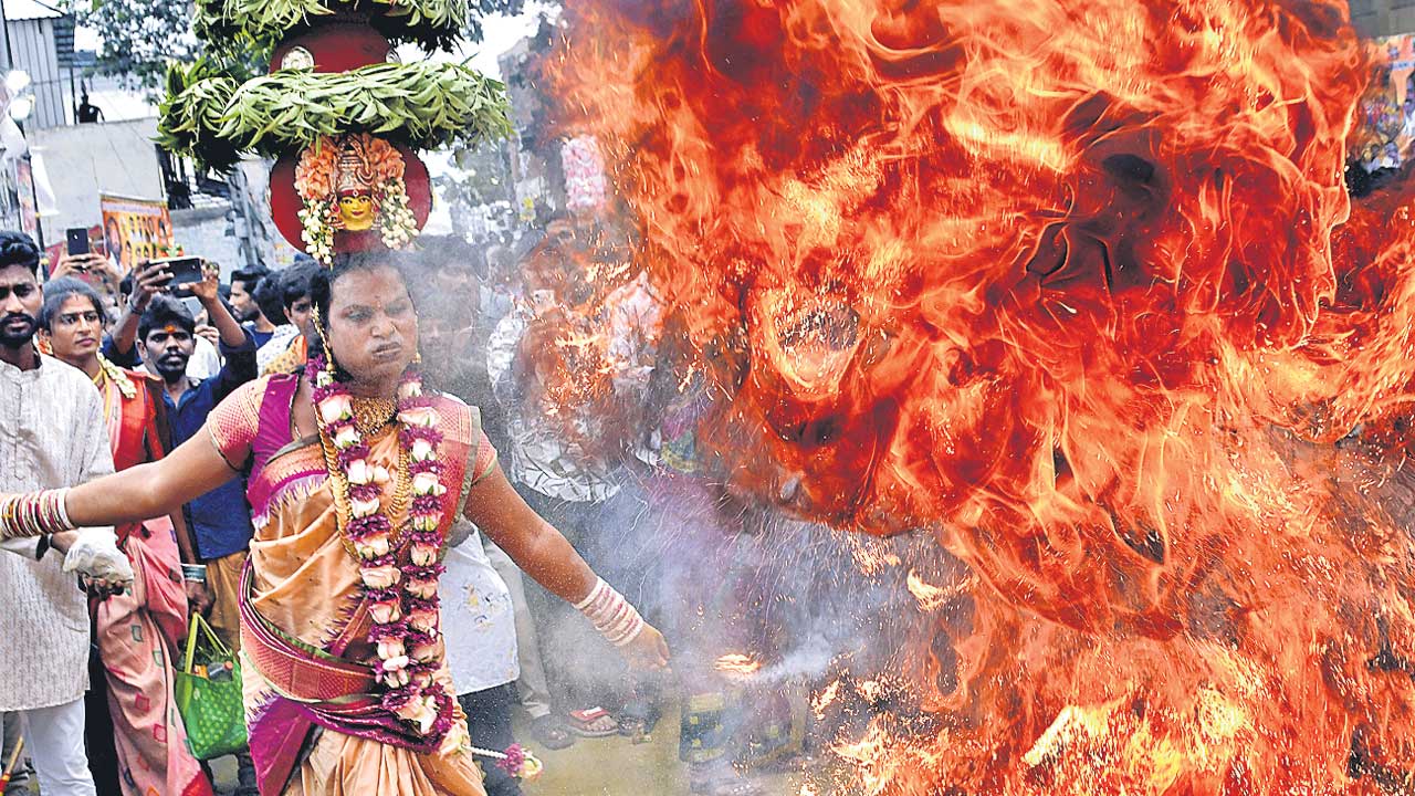 అట్టహాసంగా గోల్కొండ బోనాలు