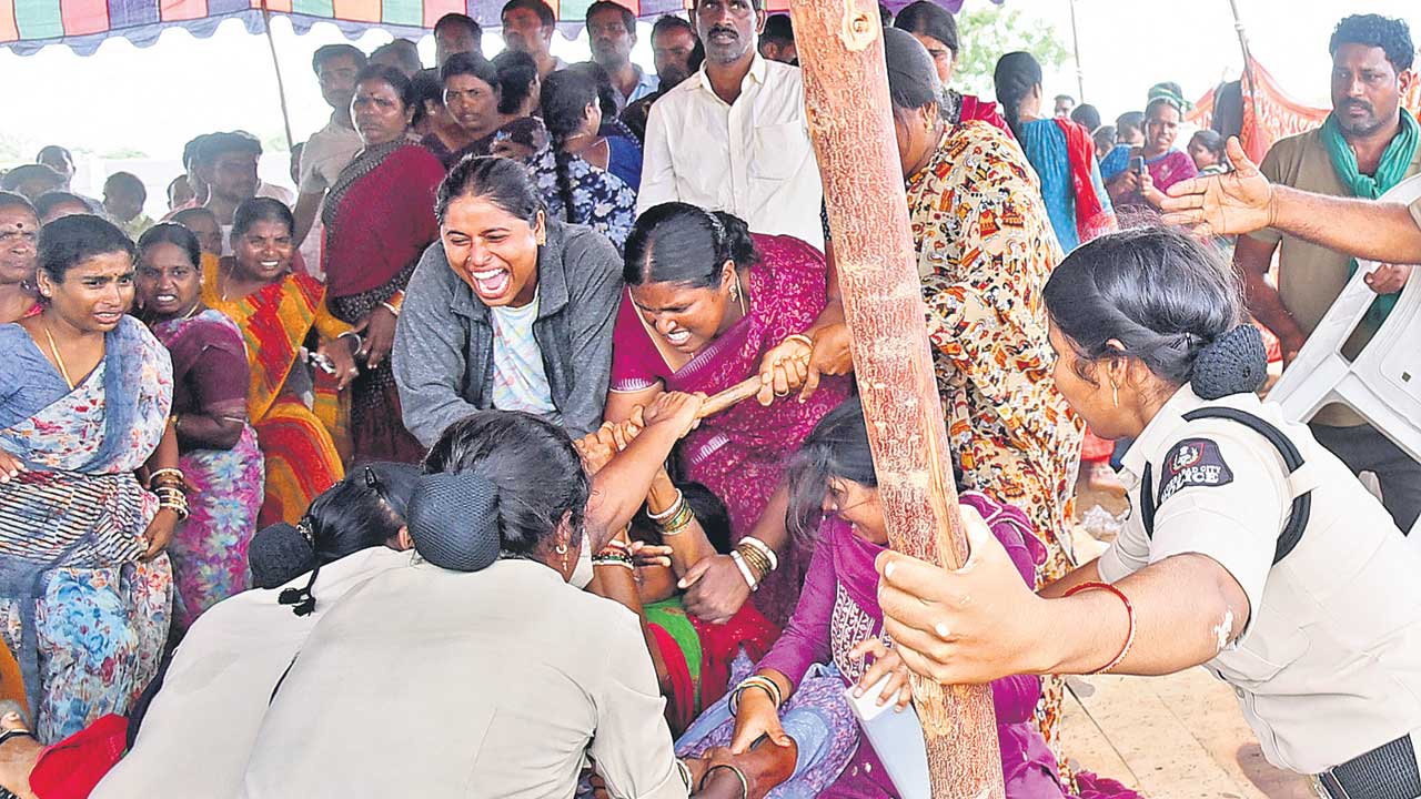 దౌర్జన్యంగా భూములు గుంజుకుంటుండ్రు