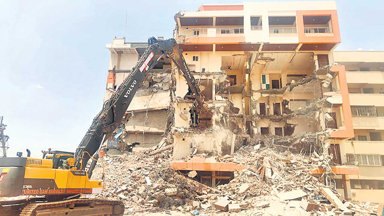 కూలిన బుల్డోజర్‌ పేదోడి హర్షం