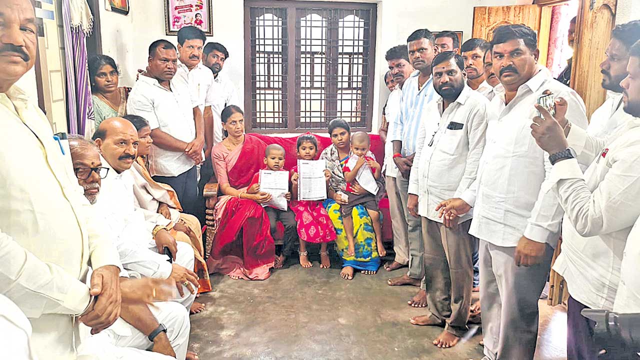 బాధిత కుటుంబానికి బీఆర్‌ఎస్‌ చేయూత
