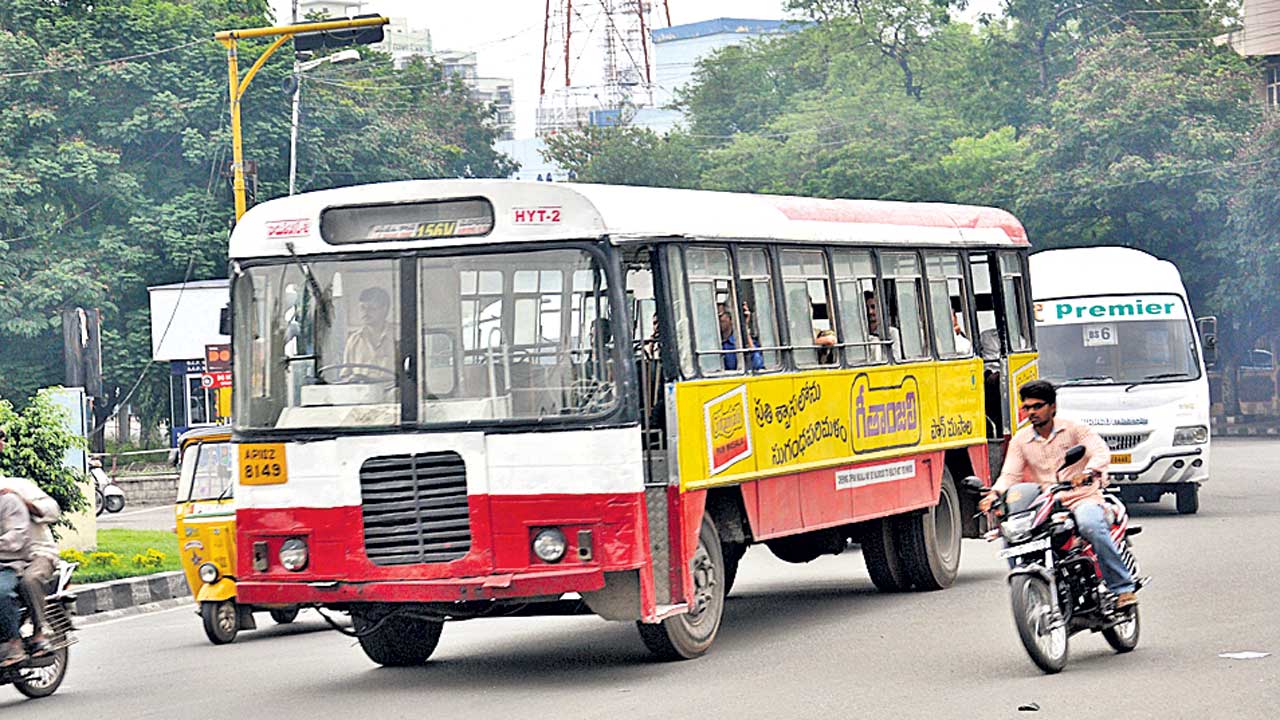 రద్దీరూట్లకే బస్సులు