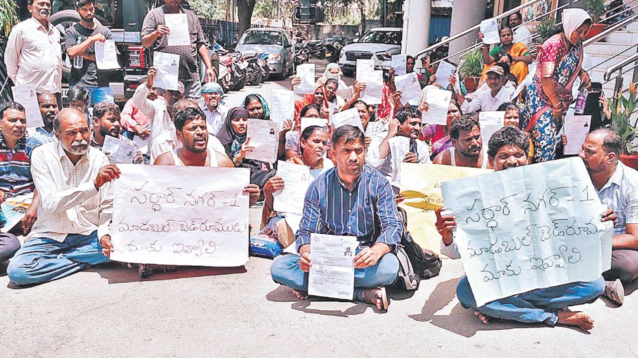 బీఆర్‌ఎస్‌ ఇండ్లిస్తే.. కాంగ్రెస్‌ గుంజుకుంది
