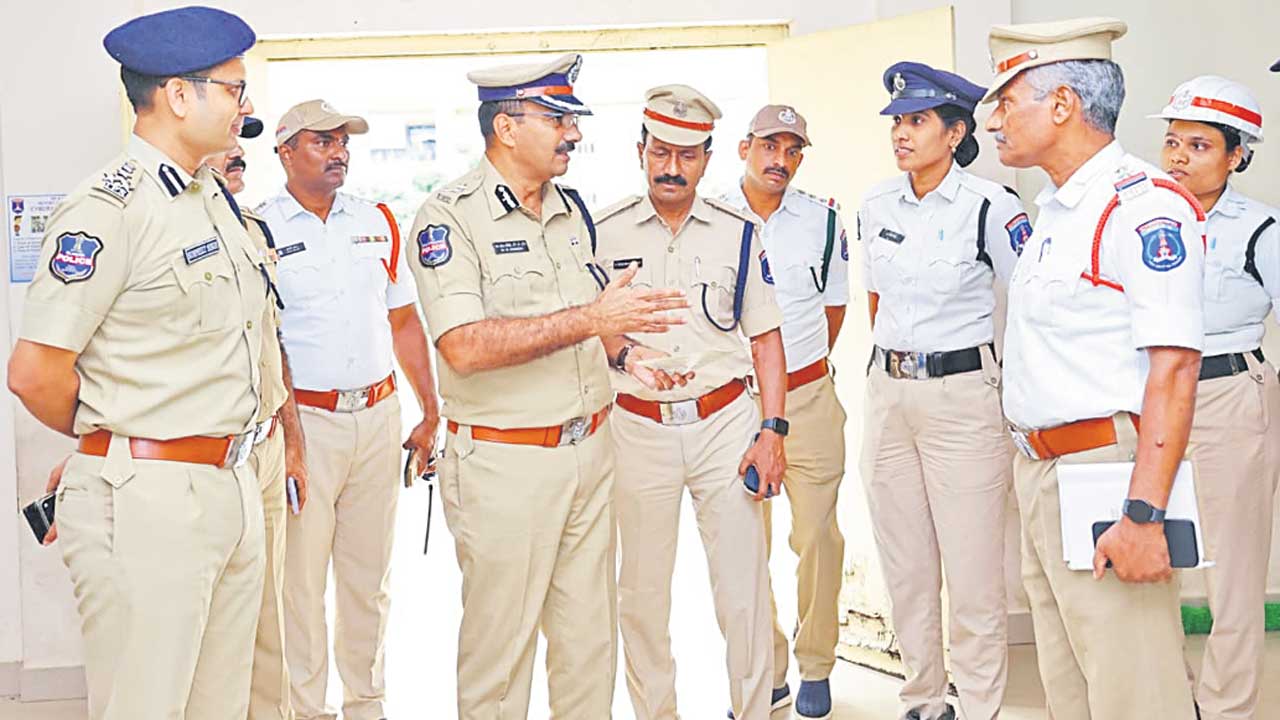 పారదర్శకమైన పోలీసింగ్‌ అందించాలి