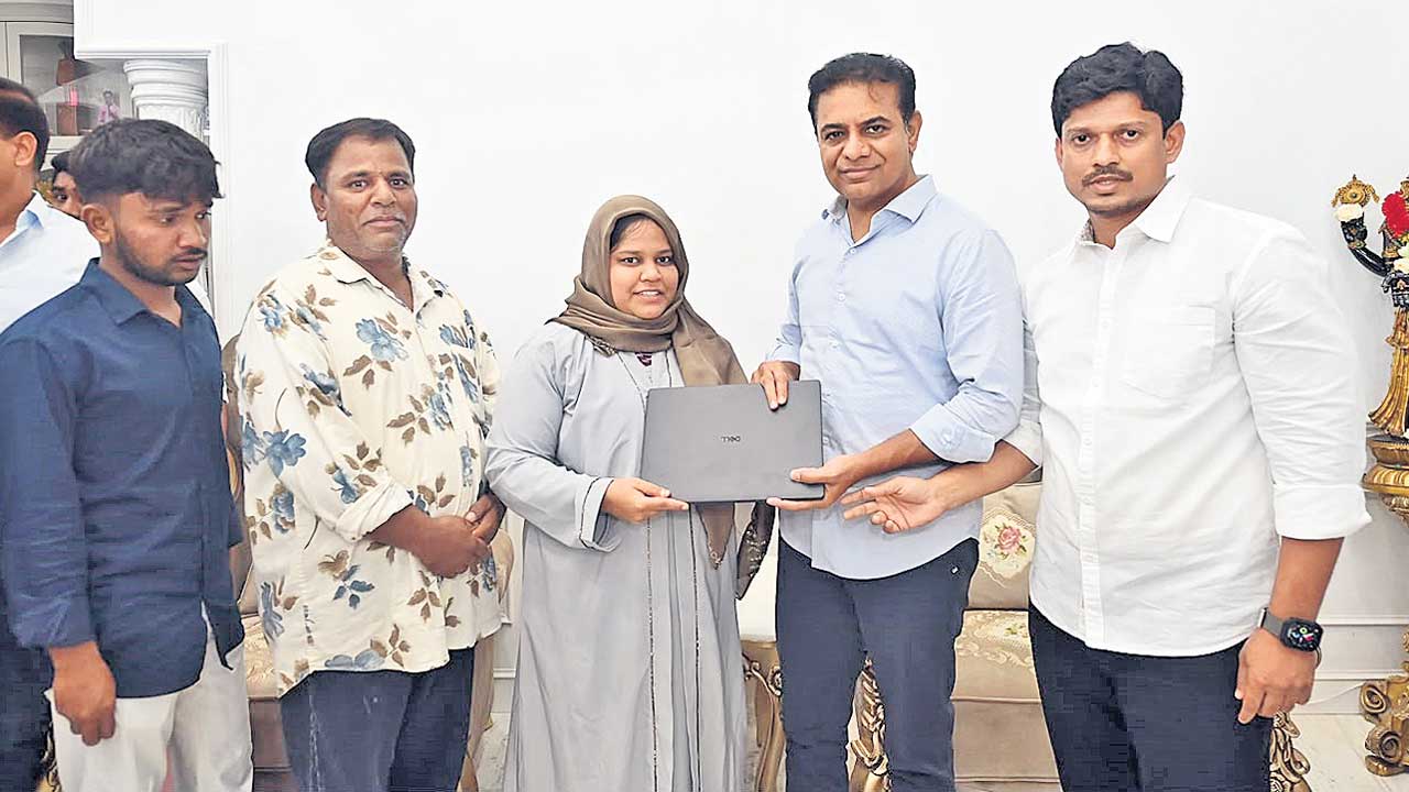 కేటీఆర్‌ బర్త్‌డే.. ల్యాప్‌టాప్‌ల పంపిణీ