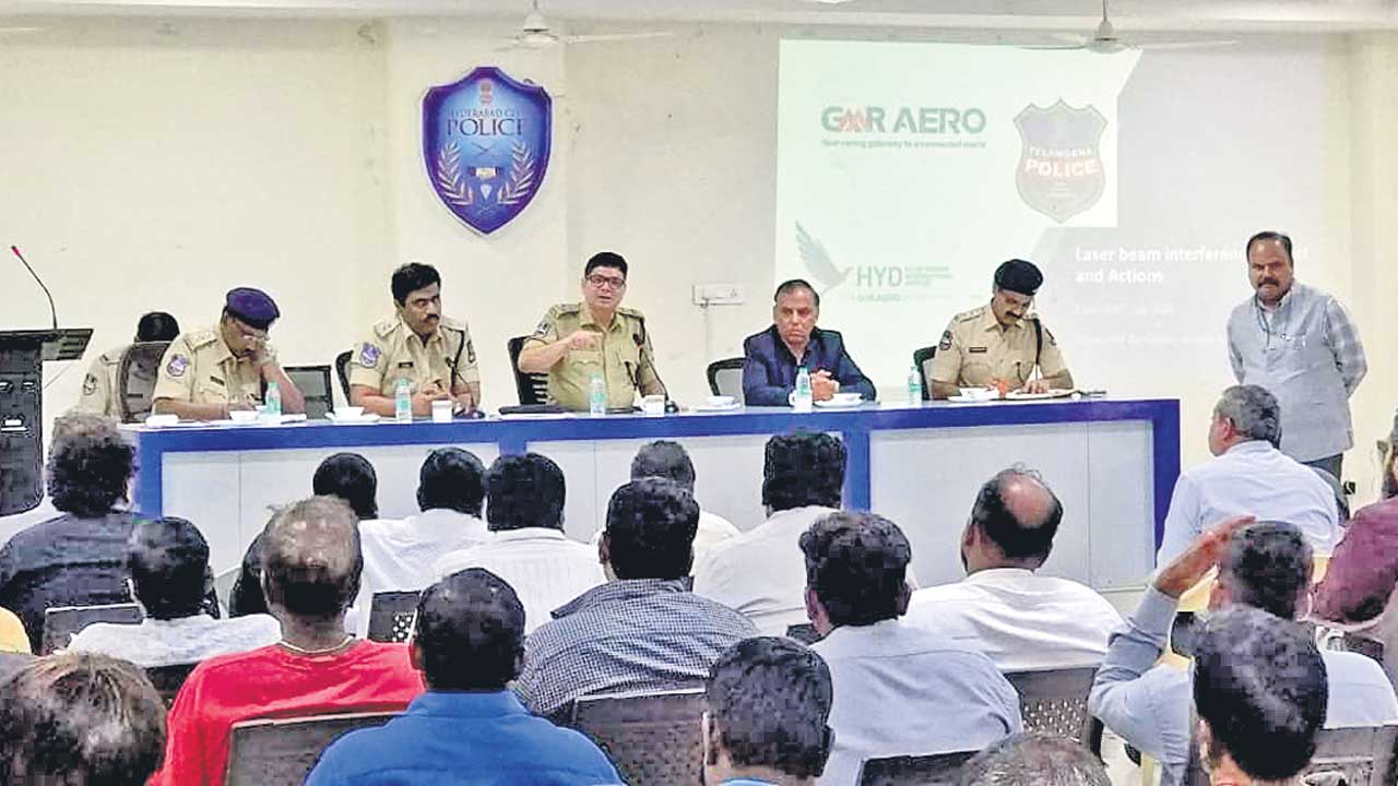 శంషాబాద్‌ విమానాశ్రయ పరిసరాల్లో లేజర్‌బీమ్‌ లైట్లు వాడొద్దు