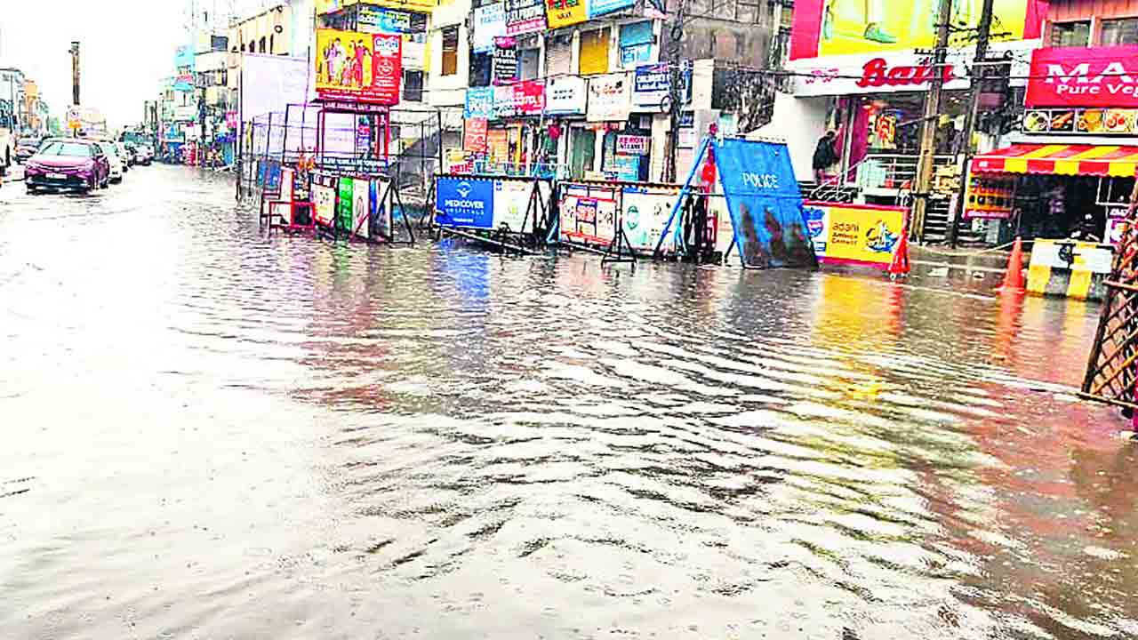 దంచికొట్టిన వర్షం