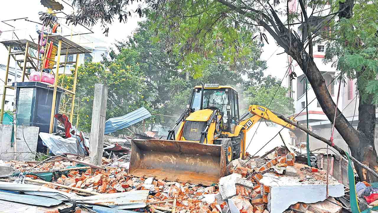 కాపాడే పేరిట కాటేసే హైడ్రా!