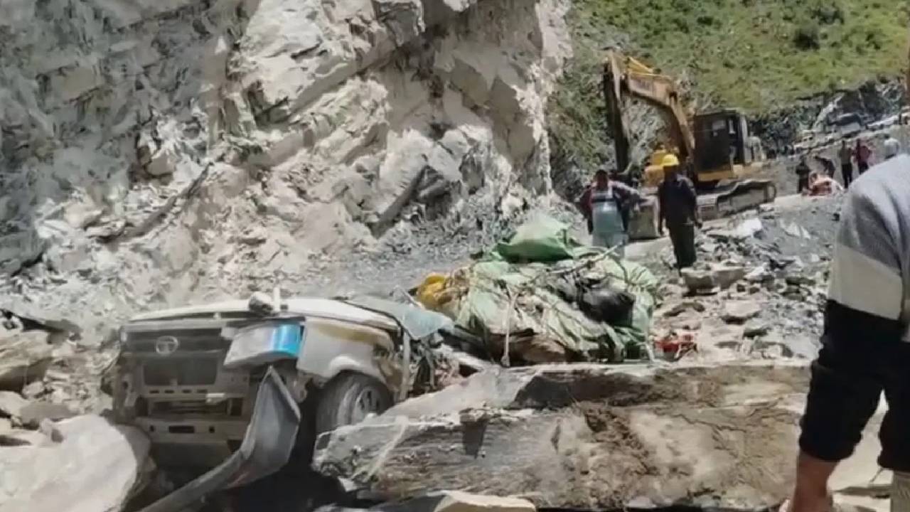 Himachal Pradesh | హిమాచ‌ల్ ప్ర‌దేశ్‌లో దారుణం.. వాహ‌నంపై విరిగిప‌డ్డ కొండ‌చ‌రియ‌లు.. 13 మంది మృతి