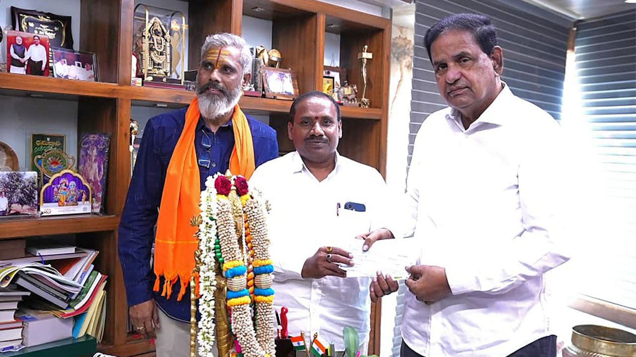 Hyderabad Devotee | టీటీడీకి హైదరాబాద్‌కు చెందిన భక్తుడు రూ.10 లక్షలు విరాళం