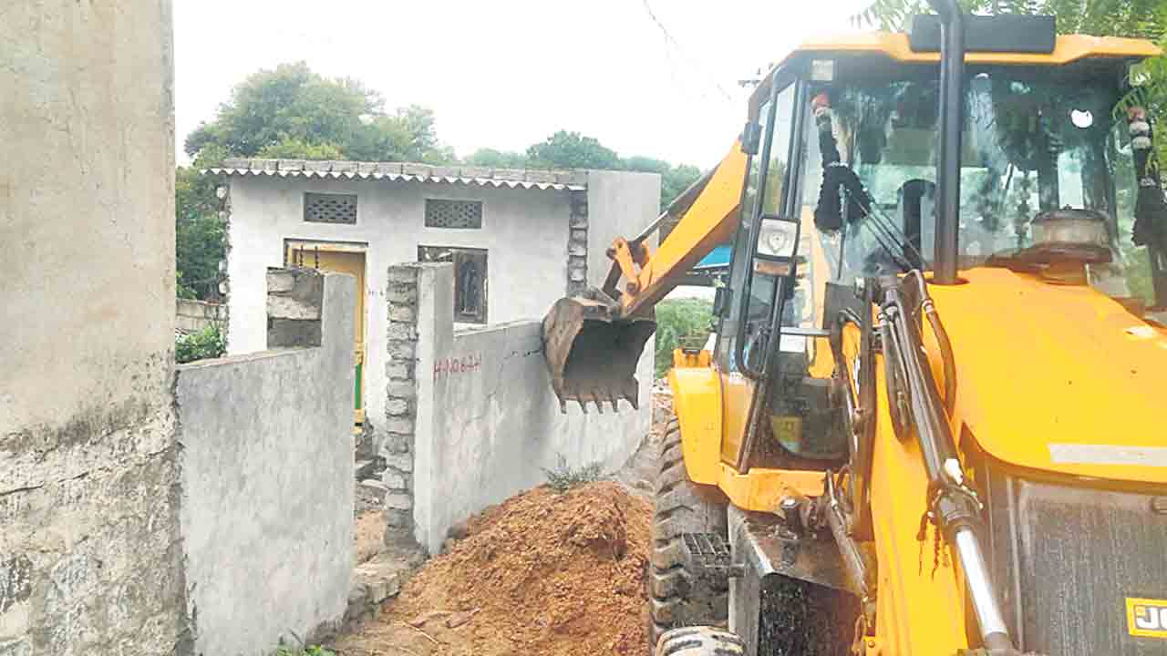 అక్రమ నిర్మాణాలు కూల్చివేత