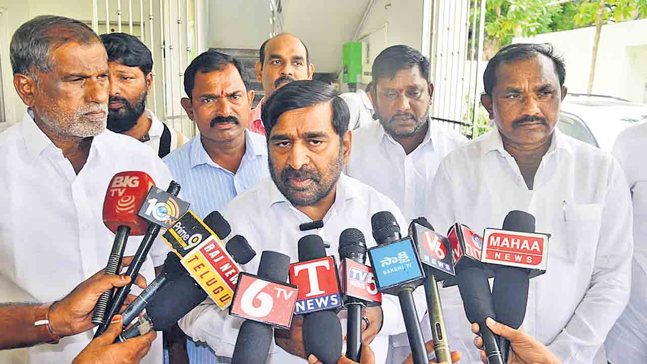 కాంగ్రెస్‌ తెచ్చిన కరువుతో అల్లాడుతున్న రైతులు