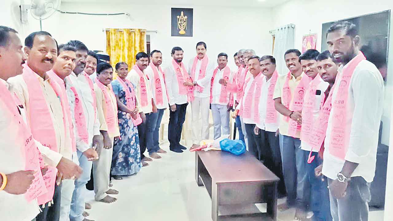 జాజాల సమక్షంలో బీఆర్‌ఎస్‌లో చేరికలు