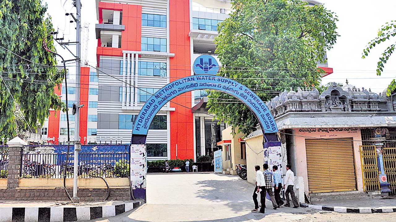 11 మంది మేనేజర్లకు చార్జీ మెమోలు