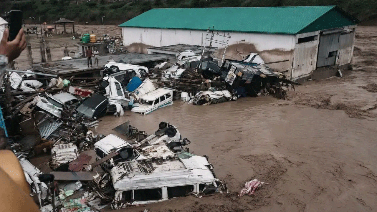 Floods | జ‌మ్ముక‌శ్మీర్‌లో వ‌ర‌ద‌ల బీభ‌త్సం.. 11 మంది మృతి.. ప‌లువురి గ‌ల్లంతు