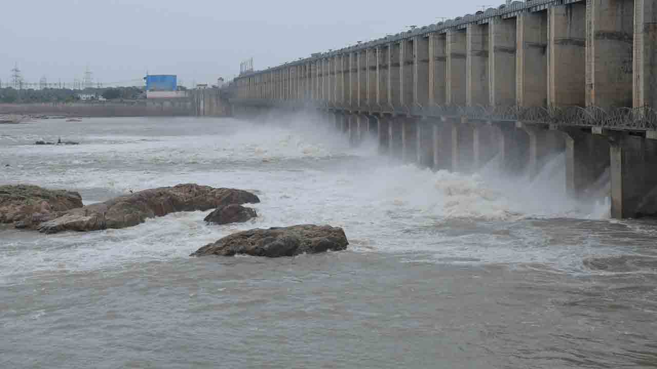 ఉరకలేస్తున్న కృష్ణమ్మ
