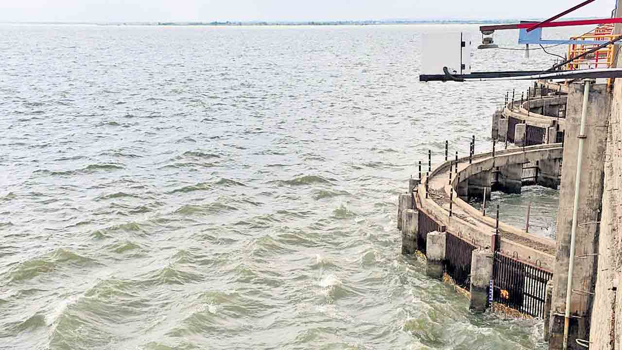 జూరాలకు కొనసాగుతున్న వరద