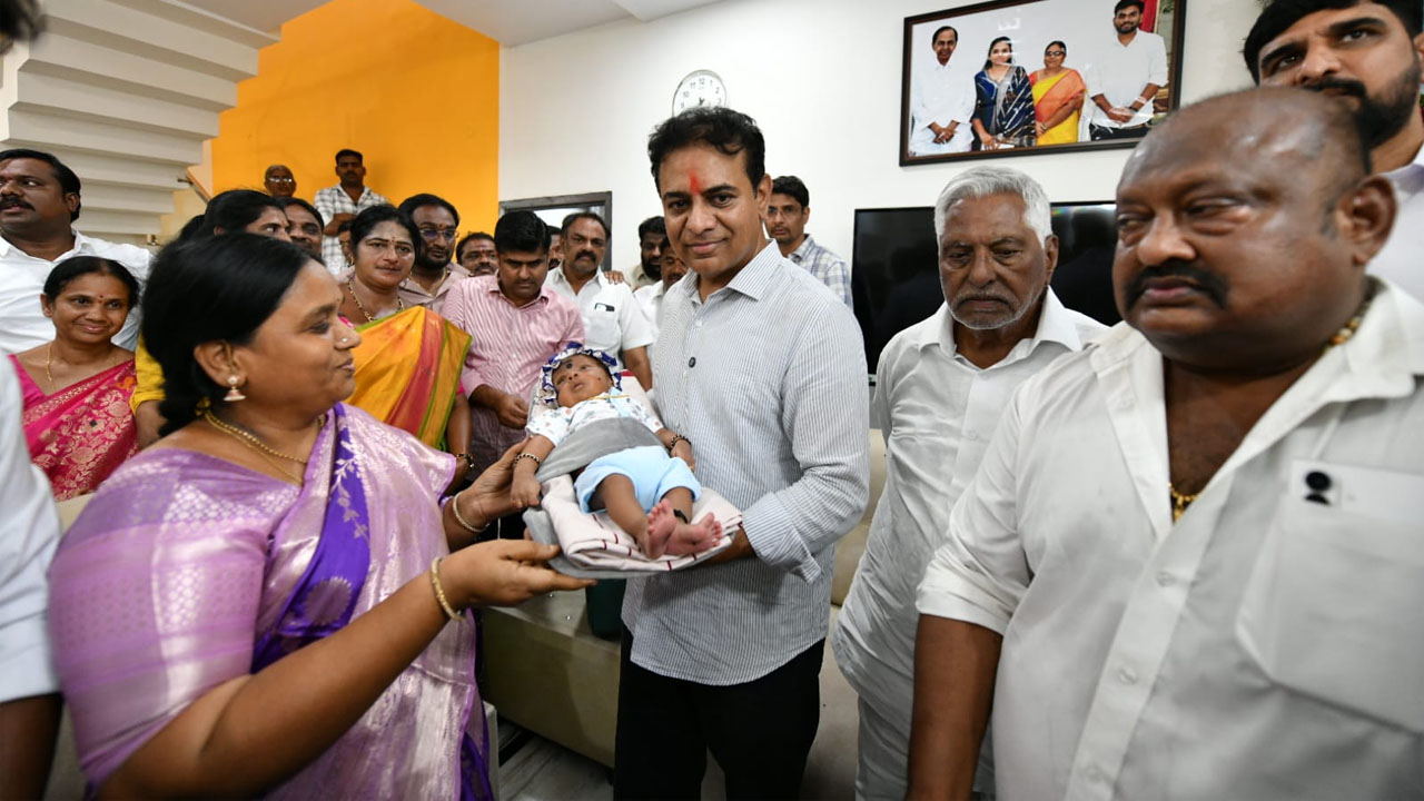 KTR | తెలంగాణ అమరవీరుడు కానిస్టేబుల్ కిష్టయ్య కుటుంబాన్ని పరామర్శించిన కేటీఆర్‌