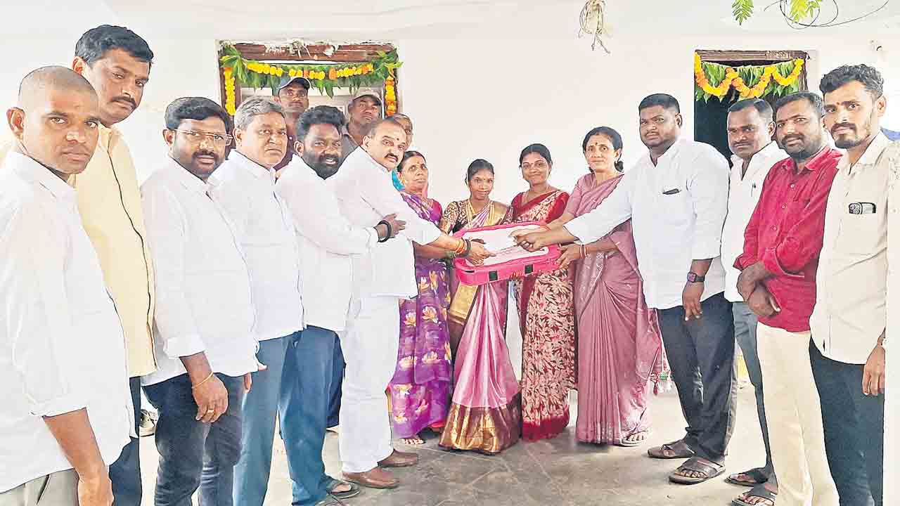 రామన్న ఔదార్యం.. కార్యకర్త కుటుంబానికి ఇచ్చిన మాట నిలబెట్టుకున్న కేటీఆర్‌