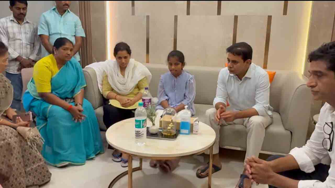 KTR | పెద్ది సుదర్శన్ రెడ్డి కుటుంబ సభ్యులను పరామర్శించిన కేటీఆర్, సీతక్క.. వీడియో