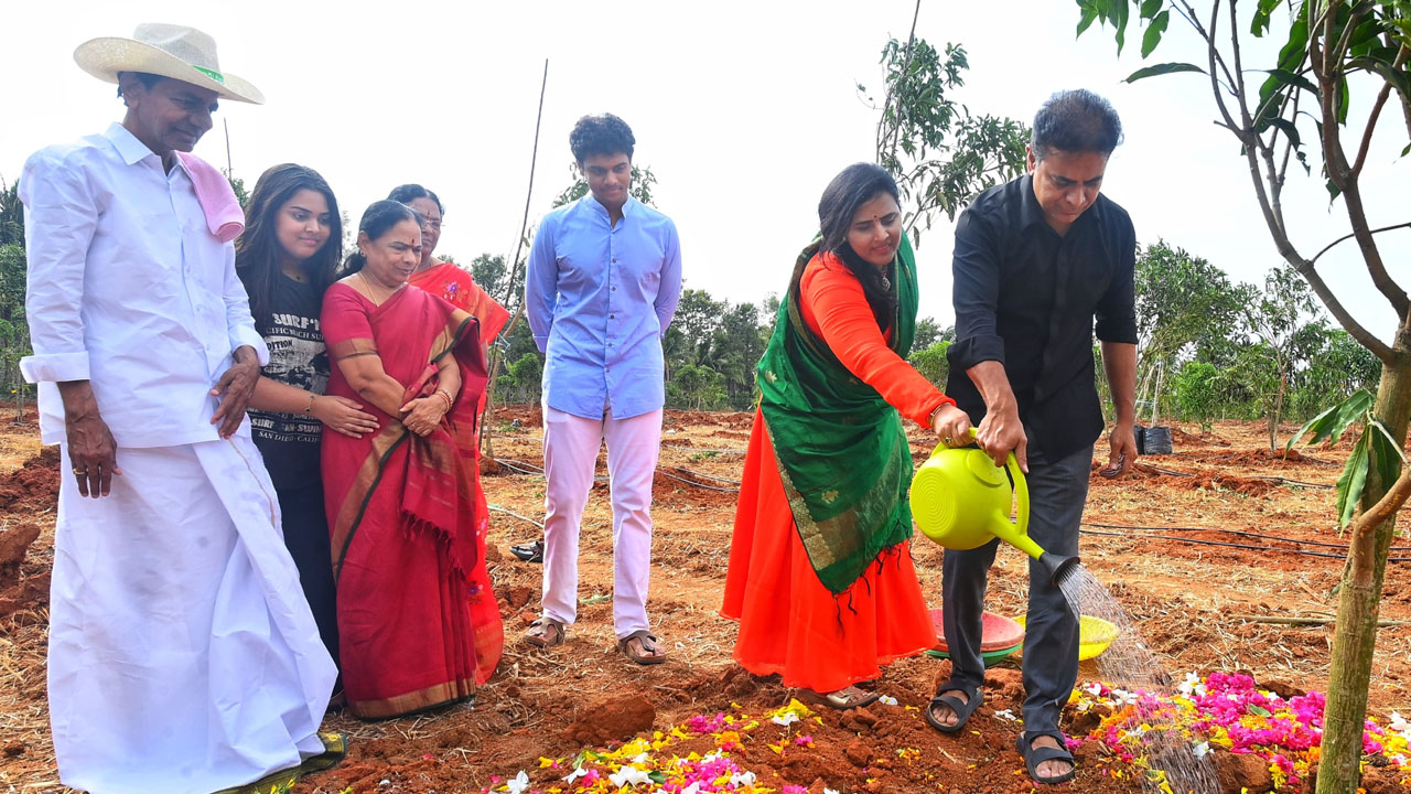 KTR Birthday | పుట్టినరోజు సందర్భంగా తనయుడు కేటీఆర్‌ను ఆశీర్వదించిన కేసీఆర్ దంపతులు