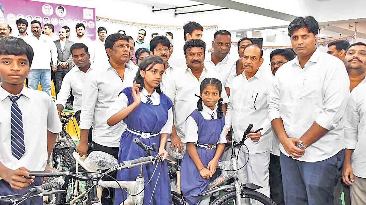 కేటీఆర్‌ జన్మదిన వేడుకలు.. సైకిళ్ల పంపిణీ
