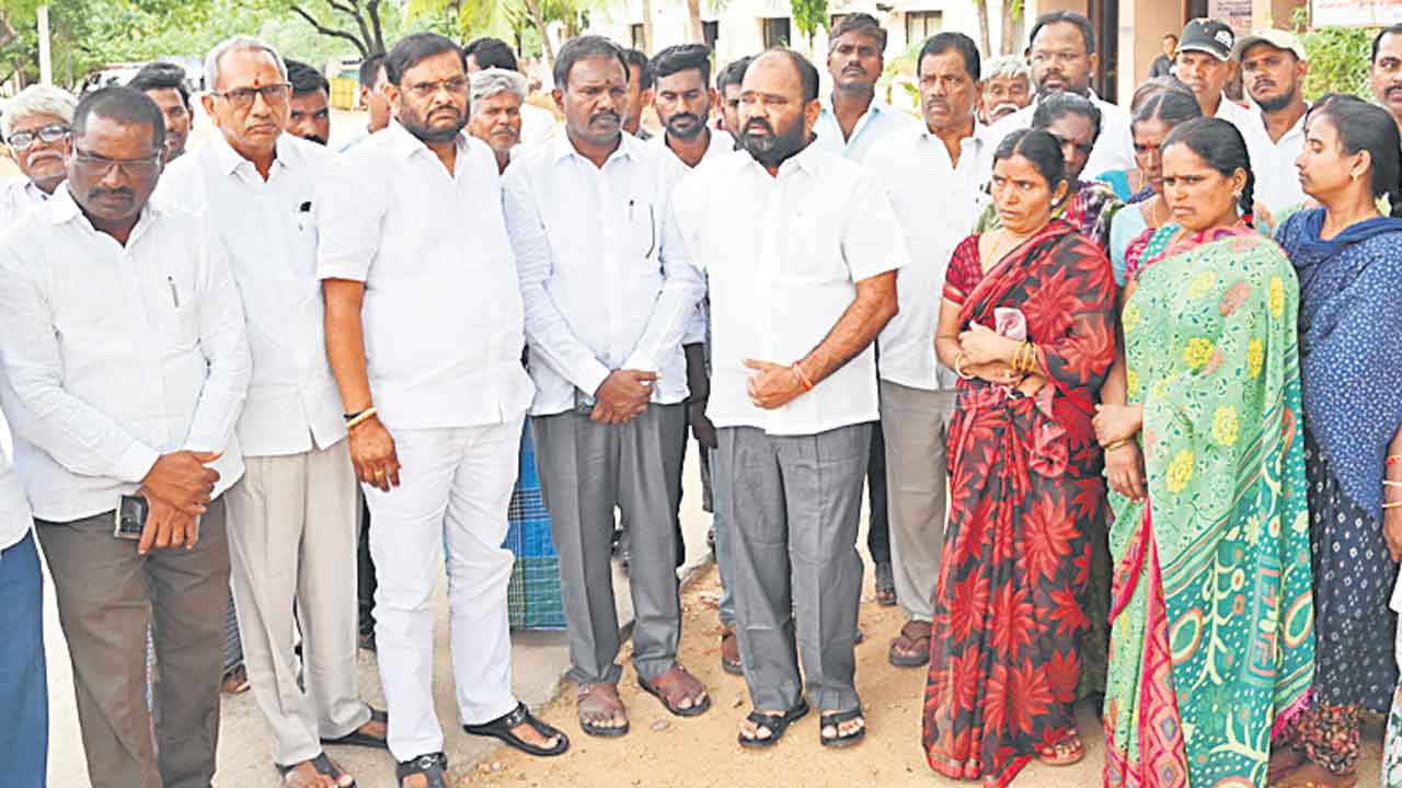 కాంగ్రెన్‌ నేతల భూకబ్జాపై విచారణ చేయాలి