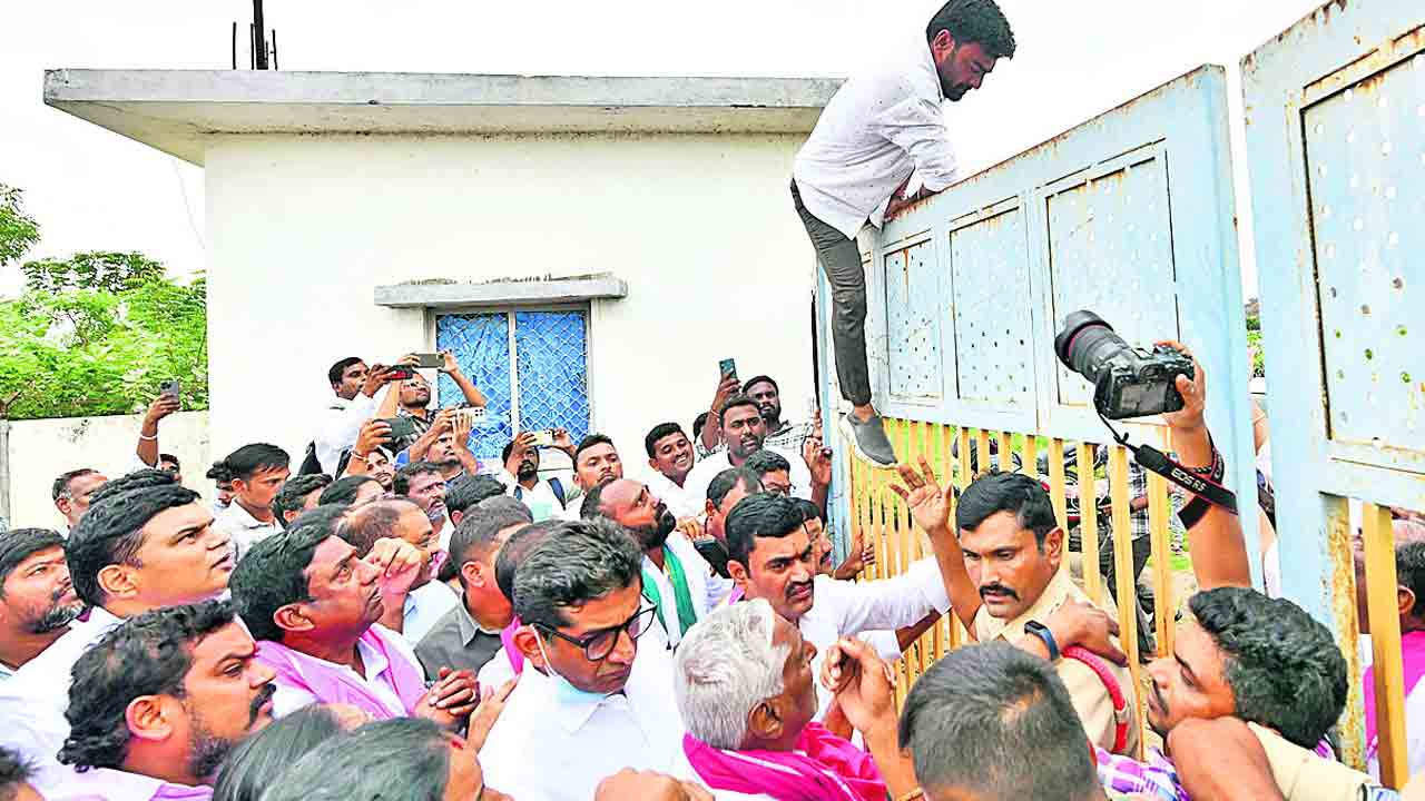 కన్నెపల్లి పంప్‌హౌస్‌ వద్ద ఉద్రిక్తత