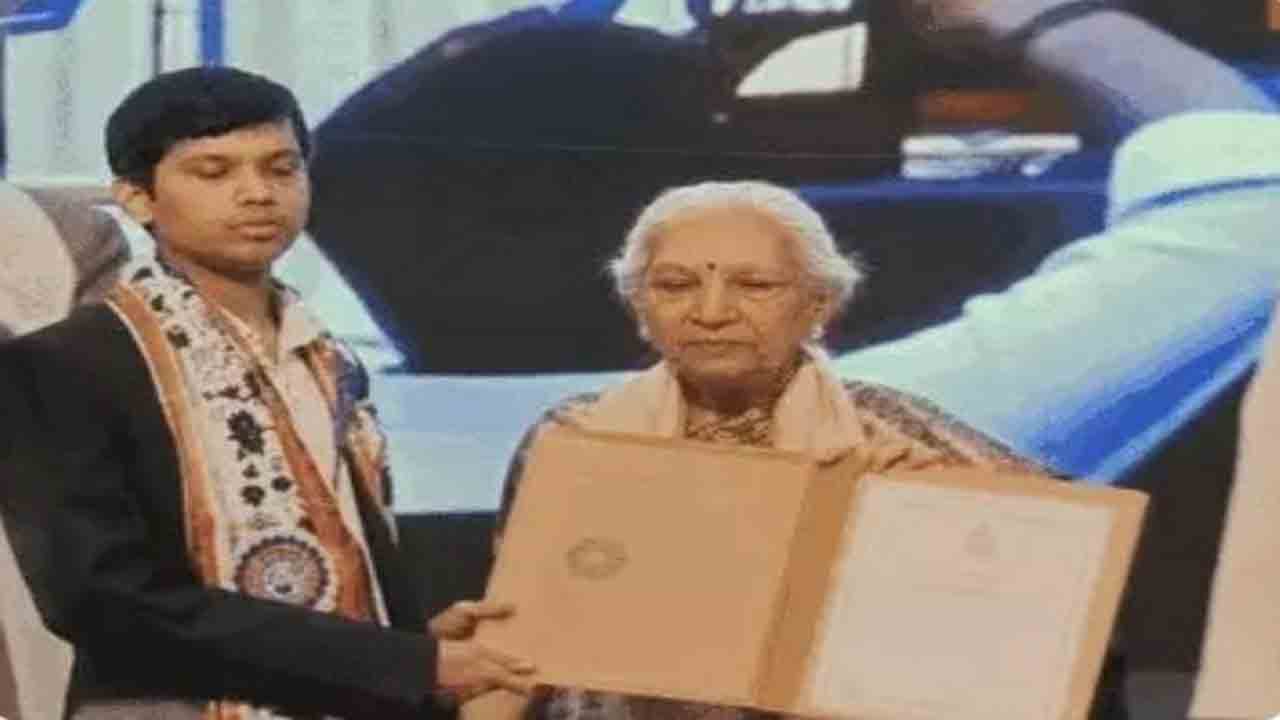 Kanpur BTech gold medallist | ఉద్యోగ ప్రయత్నాల్లో 50 సార్లు విఫలం..   బీటెక్ గోల్డ్ మెడలిస్ట్ ఆత్మహత్య