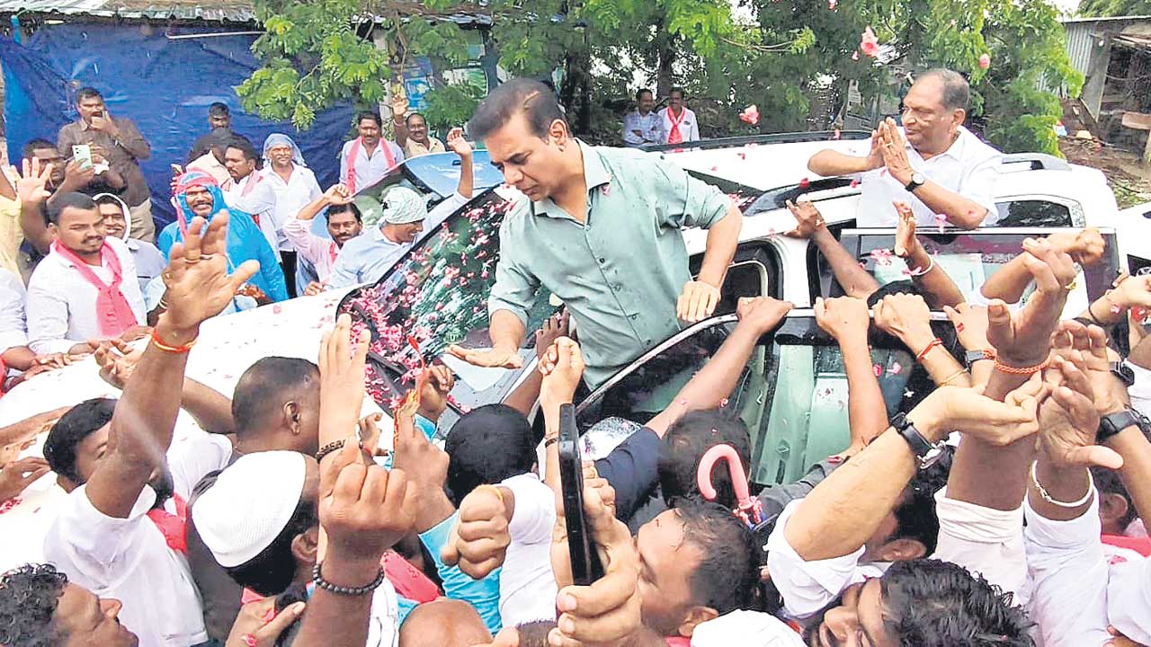 కేటీఆర్‌కు నీరాజనం