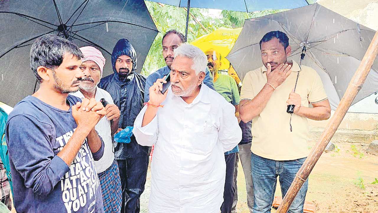 వర్ష బాధితులను ఆదుకోవాలి