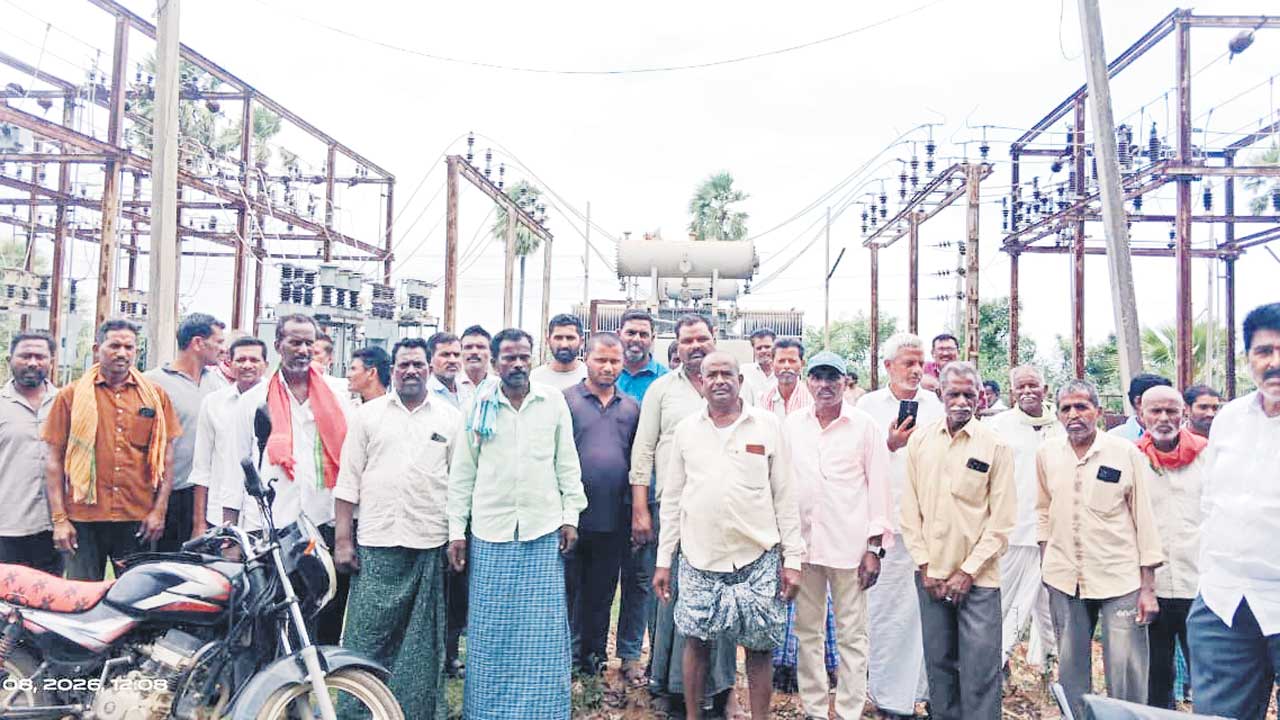 కాలుతున్న మోటర్లు.. సాగునీటికి కష్టాలు
