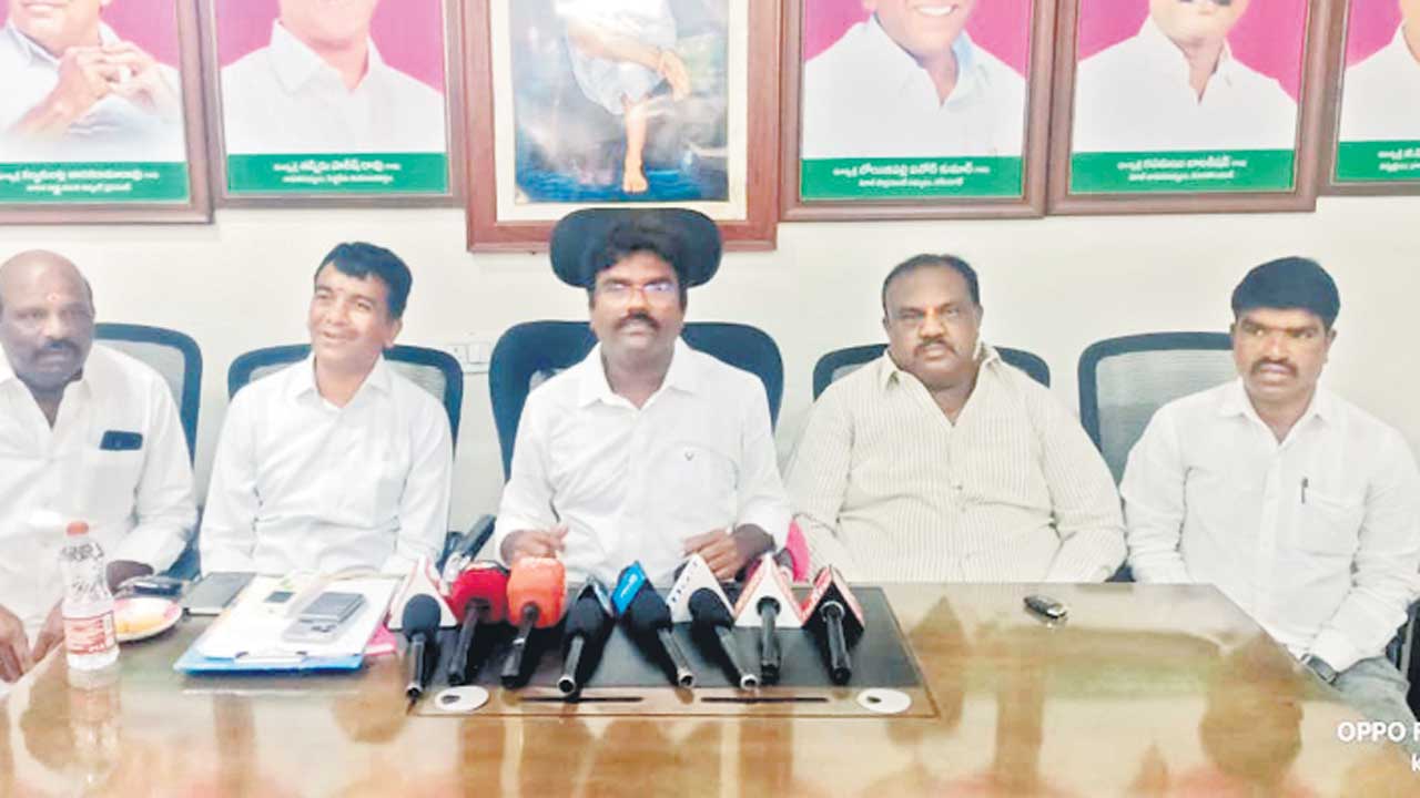 కవ్వంపల్లి.. దళితద్రోహి
