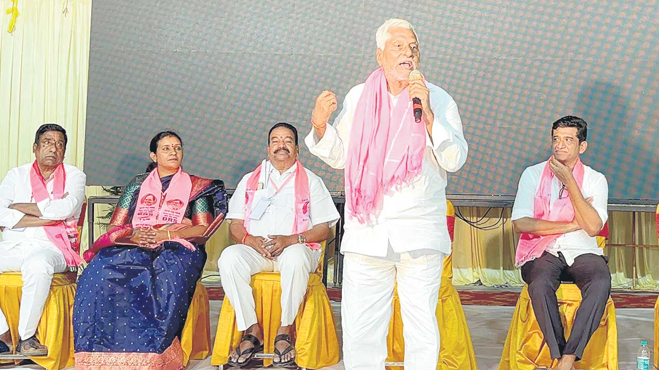 కర్షక బిడ్డ కేసీఆర్‌.. రైతు ద్రోహి రేవంత్‌