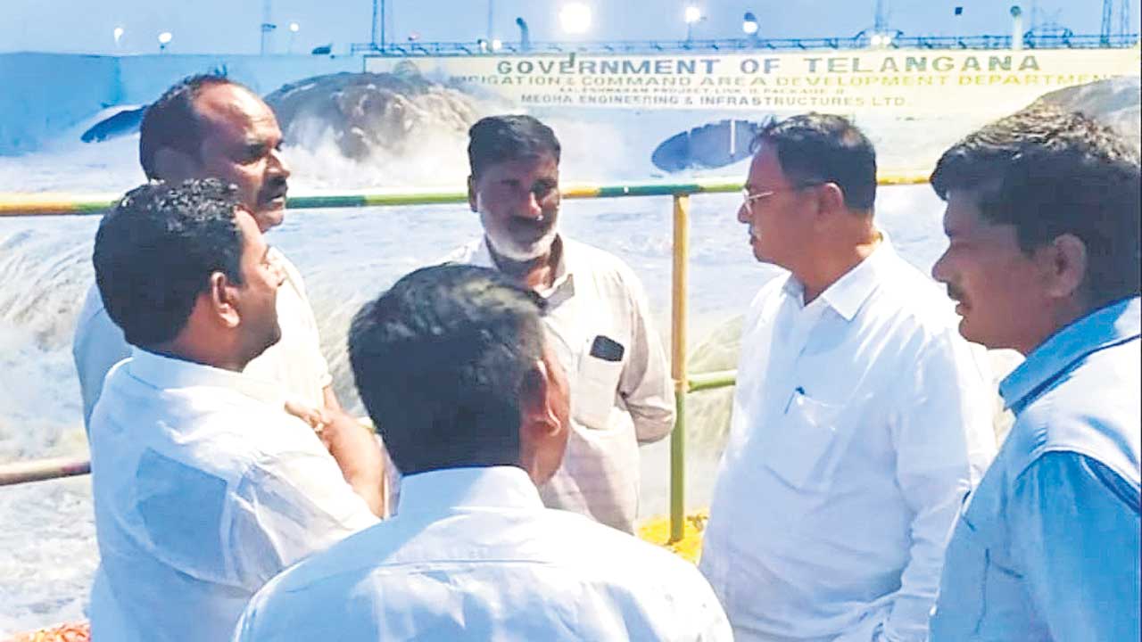 కాంగ్రెస్‌ సర్కార్‌ దిగొచ్చింది