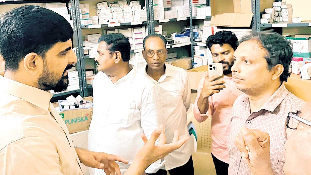 చల్లూరు పీహెచ్‌సీపై నిర్లక్ష్యం బాధాకరం