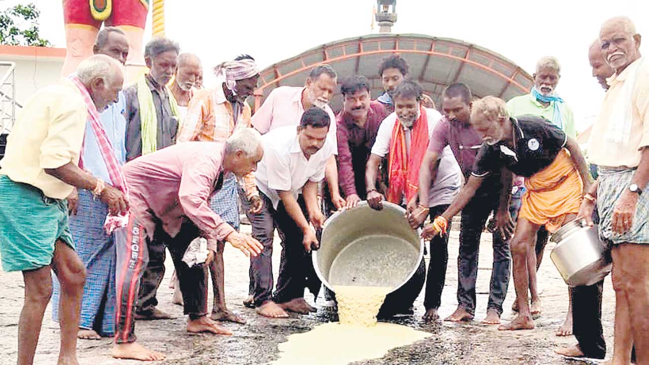 కరువుపోవాలి.. వానలు కురవాలి