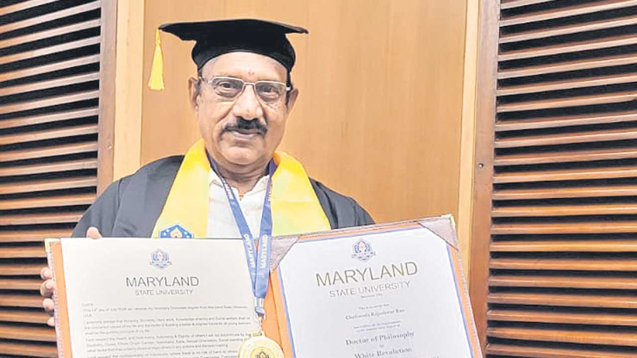 డెయిరీ చైర్మన్‌ రాజేశ్వర్‌రావుకు డాక్టరేట్‌ ప్రదానం
