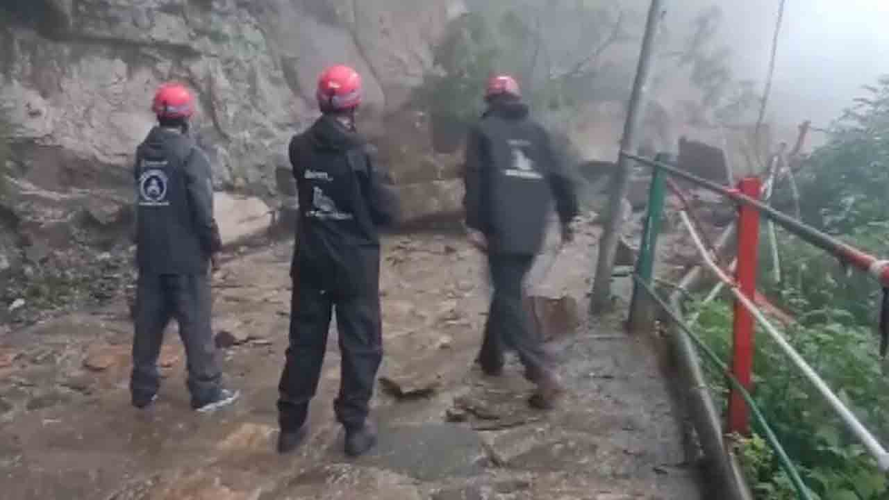 Kedarnath Landslides Collapsed | కేదార్‌నాథ్‌లో విరిగిపడ్డ కొండచరియలు